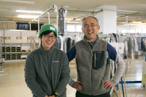 工場で丸洗いを取り仕切るのはキャリア40年超えのクリーニング職人、リナビス会長の東田さん（写真右）です